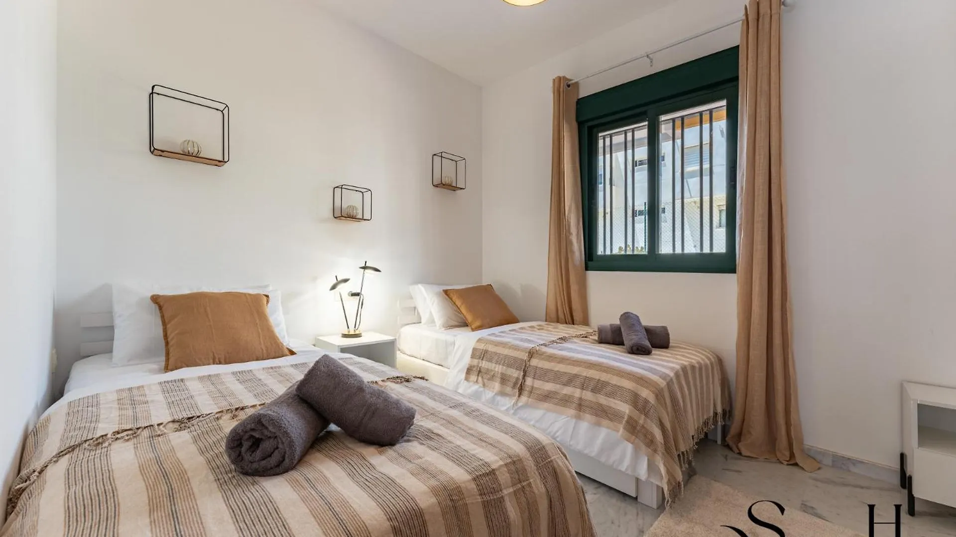 Elegant 2 Bed 2 Bath Apartment, Pool, Views, Parking Benalmádena Apartamento