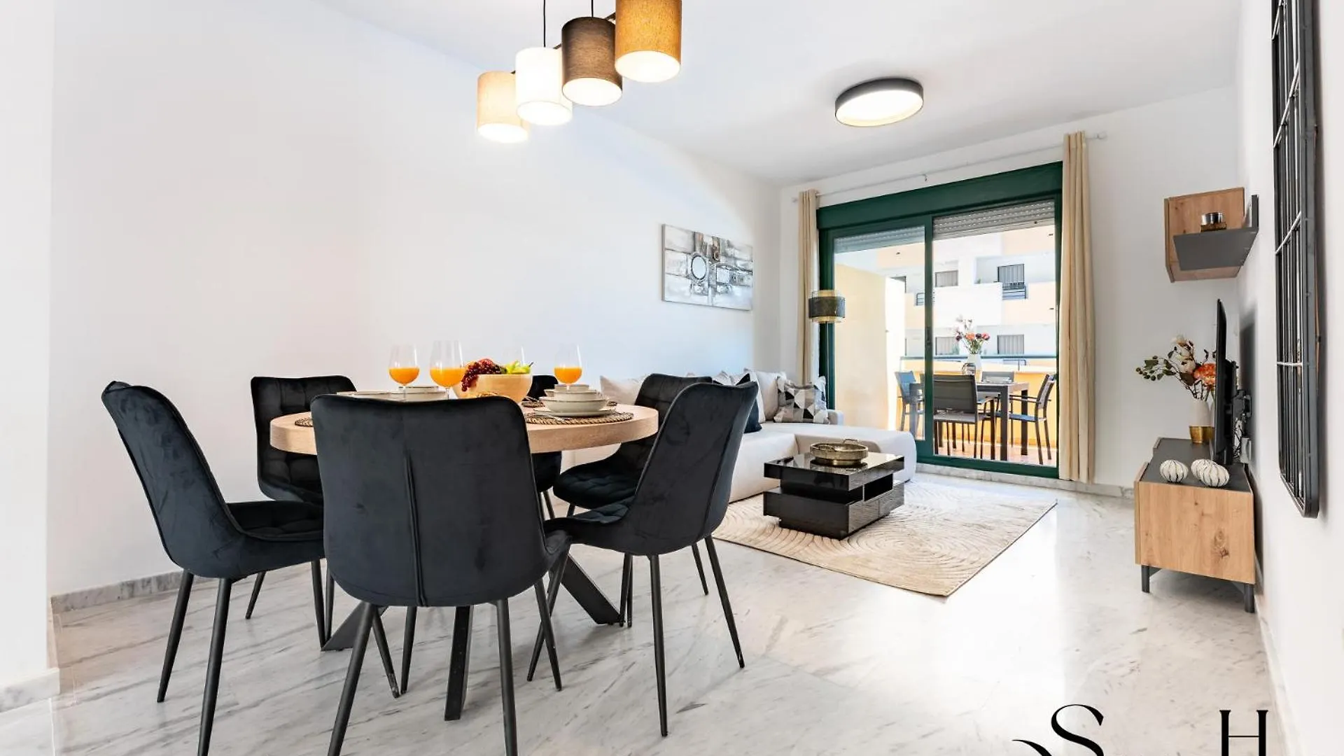 Elegant 2 Bed 2 Bath Apartment, Pool, Views, Parking Benalmádena