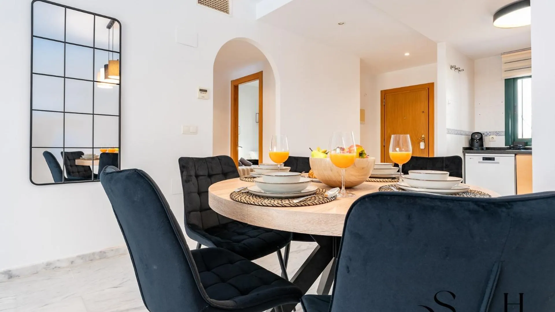 Elegant 2 Bed 2 Bath Apartment, Pool, Views, Parking Benalmádena