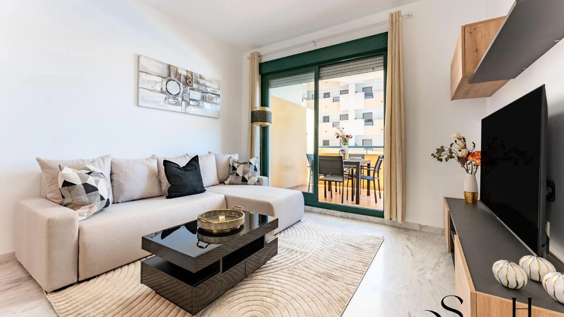 Elegant 2 Bed 2 Bath Apartment, Pool, Views, Parking Benalmádena Daire